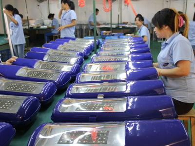 乐竞·体育官方网站LED灯具车间