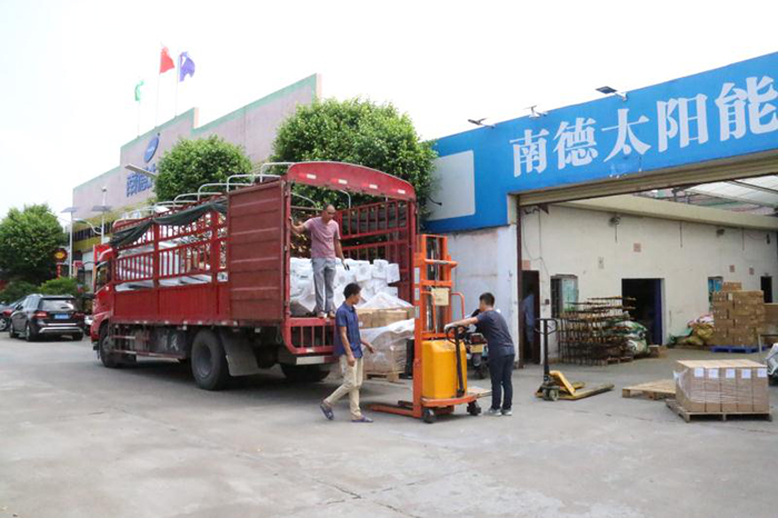 湖南太阳能路灯装车_乐竞·体育官方网站太阳能路灯工厂装车_乐竞·体育官方网站锂电池太阳能路灯装车