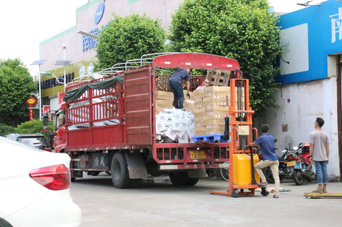 湖南太阳能路灯装车_乐竞·体育官方网站太阳能路灯工厂装车_乐竞·体育官方网站锂电池太阳能路灯装车