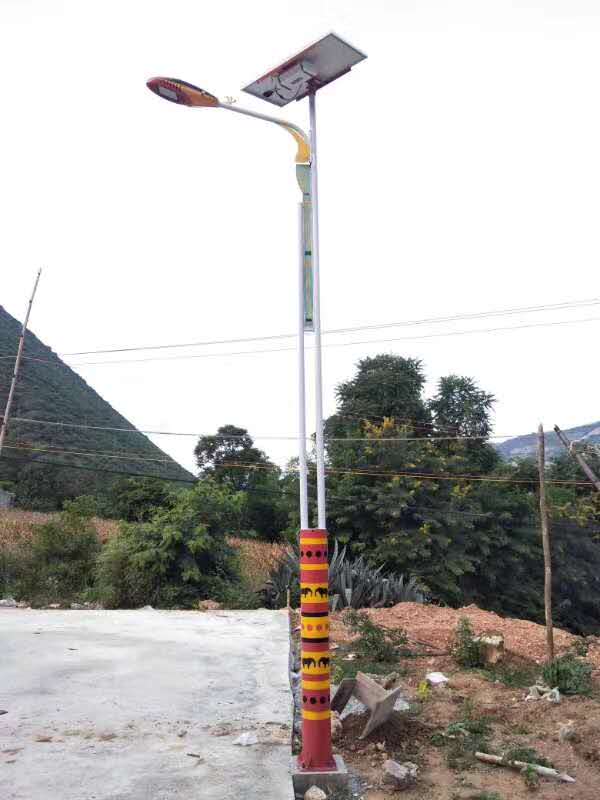 太阳能路灯：用光影自动切换   ，用时间精准把控   ，用遥控随心调节