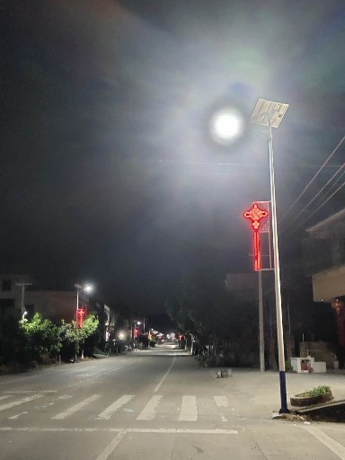 太阳能路灯：以光控应天色   ，以时控遵节律   ，以遥控便生活
