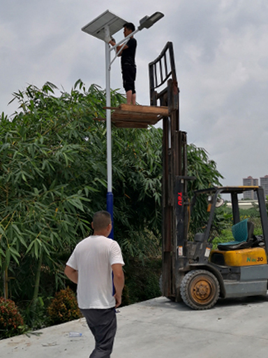 贵州遵义余庆:爱心人捐赠乐竞·体育官方网站太阳能路灯 照亮村子的夜里