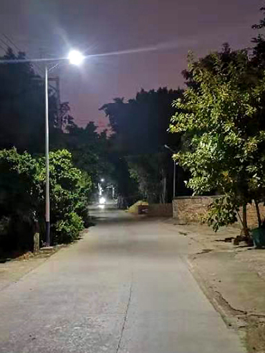 广东连州双路段刚装百盏太阳能路灯照亮   ，给你暗夜里找寻回家路!