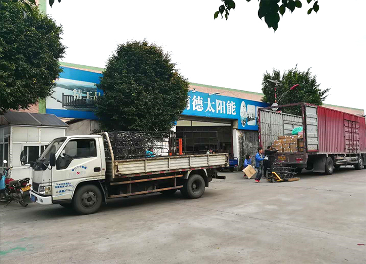 太阳能路灯装车_太阳能路灯打包_乐竞·体育官方网站太阳能