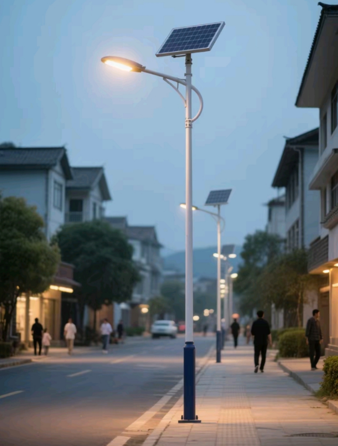 智能光控   ，无惧黑夜   ，太阳能路灯点亮安心回家路